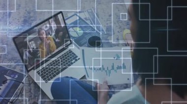 Bilgisayardaki haritaları analiz eden kişi dijital veri ile animasyonu örtüyor. Analizler, teknoloji, iş, finans, strateji, yenilik