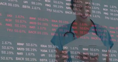 Kırmızı ve beyaz borsa animasyon kaplamalı gülümseyen bir sağlık uzmanı. finans, yatırım, teknoloji, veri, analiz