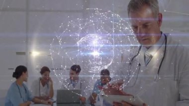 Hastanede işbirliği yapan tıbbi uzmanlar dijital ağ animasyonunu ekranda kullanıyor. Sağlık, takım çalışması, teknoloji, yenilik, iletişim, tıp