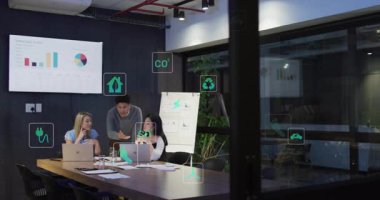 Ofiste, çeşitli ekip çevre dostu animasyon simgeleriyle sürdürülebilirlik verilerini tartışıyor. İş, takım çalışması, işbirliği, sunum, toplantı, tartışma