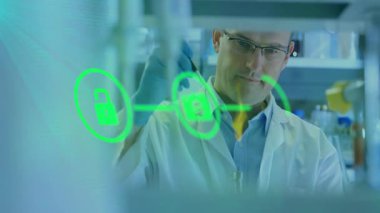 Laboratuvarda, animasyon ve dijital güvenlik simgeleriyle çalışan bilim adamı. Teknoloji, siber güvenlik, araştırma, yenilik, analiz, bilim