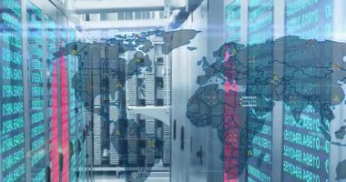 Veri merkezindeki sunucular üzerinde dünya haritası ve veri işleme animasyonu. Teknoloji, ağ, dijital, siber güvenlik, bilgi, bilgisayar