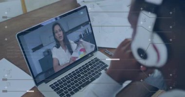 Çevrimiçi sunuma katılan kişi, laptop ekranında veri animasyonu işliyor. Sanal toplantı, teknoloji, iş, analitik, bilgisayar, dijital