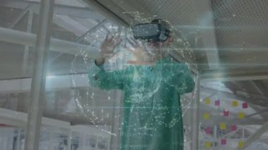 Animasyon kullanılarak, dijital ağ kaplamalı sanal gerçeklik kulaklığı takan kişi. Teknoloji, yenilik, siber uzay, simülasyon, artırılmış, geleceksel