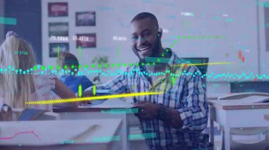 Finansal veri işleme animasyon örtüsü olan gülümseyen adam. İş, finans, teknoloji, analiz, şirket, animasyon