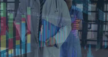 Finansal verileri analiz etmek, animasyon sahnesiyle gülümseyen tıp uzmanları. Finans, analiz, sağlık, teknoloji, yenilik, takım çalışması