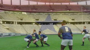 Çizgi dışı antrenman tekniği, boş stadyumda takım çalışmasına odaklanan rugby oyuncuları. spor, eğitim, koordinasyon, adanmışlık