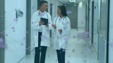 Hastane koridorunda sosyal medya simgeleriyle yürüyen doktorlar animasyonu örtüyor. Sağlık, takım çalışması, teknoloji, tıp, iş arkadaşları, dijital