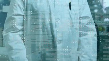 Laboratuvar önlüklü bilim adamı dijital veri animasyonunda kollarını kavuşturdu. Laboratuvar, yenilik, araştırma, teknoloji, analiz, geleceksel