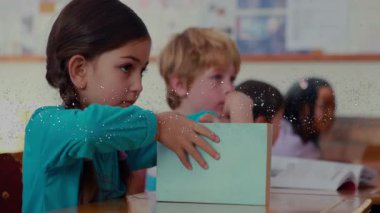 Sınıfta DNA iplikçikli gülümseyen çocuk kitabı vardı. Eğitim, bilim, genetik, biyoteknoloji, öğrenme, biyoloji