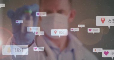 COVID-19 şişesi, sosyal medya bilgilendirmeleriyle birlikte sağlık çalışanı. Aşı, tıbbi iletişim, virüs, aşılama, dijital