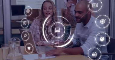 Ofiste işbirliği, dijital animasyon kaplamalı dizüstü bilgisayar kullanan iş ekibi. İşbirliği, takım çalışması, teknoloji, yenilik, beyin fırtınası, çalışma alanı