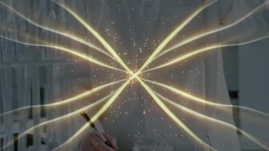 Parlayan enerji dalgalarını gözlemleyen laboratuvar önlüklü bilim adamı laboratuvarda animasyon eğitimi alıyor. Araştırma, laboratuvar, yenilik, analiz, teknoloji, deney