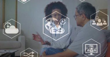 Animasyon simgeleriyle çevrili hastalarla dijital verileri tartışan sağlık uzmanı. Doktor, danışma, teknoloji, tele sağlık, yenilik, iletişim