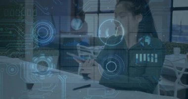 Telefonda konuşan, dijital animasyonu olan bir kadın ofis ortamında. Teknoloji, iletişim, iş, yenilik, şirket, çalışma alanı