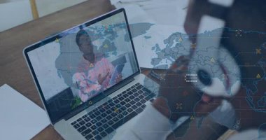 Bilgisayarda video konferansı, küresel ağ verileriyle animasyon kullanan kişi. Teknoloji, iletişim, sanal toplantı, dijital, bağlantı, bilgisayar
