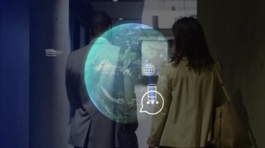 Ofis koridorunda yürüyen insanları çevreleyen Dünya hologramının animasyonu. Teknoloji, holografik, sanal, yenilik, fütüristik, dijital