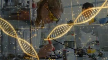 Laboratuvarda, bilim adamları veri işleme animasyonu ile DNA ipliğini analiz ediyorlar. Bilim, teknoloji, araştırma, biyoteknoloji, yenilik, analiz