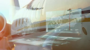 Güneş ışığı altında özel jet dış yüzeyinde fütüristik dijital arayüz animasyonu. Havacılık, teknoloji, yenilik, lüks, gelecek, ulaşım