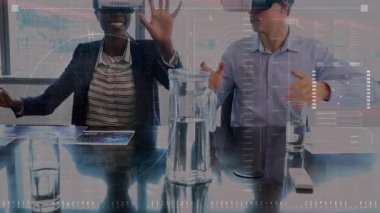 Ofis ortamında VR kulaklıklı iş adamları animasyon kullanıyor. Sanal gerçeklik, teknoloji, yenilik, kurumsal, dijital, takım çalışması