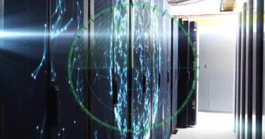 Modern veri merkezindeki sunucular üzerinde dijital veri işleme animasyonu. Teknoloji, ağ oluşturma, bulut hesaplama, siber, yenilik, altyapı