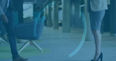 Dijital güvenlik, ofis koridorunda el sıkışan iş adamlarının üzerine kilitlendi. teknoloji, siber güvenlik, el sıkışma, anlaşma, ortaklık, koruma