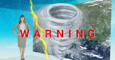 Meteoroloji uzmanı şiddetli hava uyarısı yapıyor. Kasırga ve yıldırım grafikleriyle birlikte. Hava durumu, meteoroloji, yayın, fırtına, alarm, atmosfer