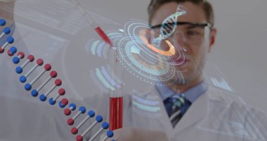 Laboratuvarda DNA dizilimini fütüristik dijital arayüzle analiz eden bilim adamı. Biyoteknoloji, genetik, araştırma, yenilik, moleküler, teknoloji