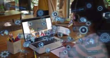 Bilgisayarda dijital veri işleme animasyonu eşleşmeli sanal toplantı. Teknoloji, sanal gerçeklik, uzaktan çalışma, işbirliği, iş dünyası, yenilik