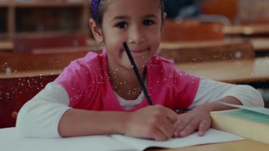 Sınıfta DNA iplikçikli animasyon kaplamalı yazı yazan genç bir kız. Eğitim, öğrenim, bilim, genetik, biyoteknoloji, öğrenim