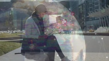 Bankta oturan, dijital dünyanın ve ağın animasyonuyla etkileşime geçen biri. Teknoloji, yenilik, iletişim, bağlantı, fütüristik, sanal