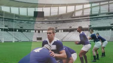 Stadyumda topu tutuyor, takım arkadaşları tarafından kaldırılan rugby oyuncusu. Takım çalışması, spor, yarışma, atletik, aksiyon, açık hava