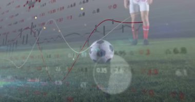 Finansal veriler ve grafiklerle sahada futbol topu animasyonu örtüyor. Finans, spor, analitik, istatistik, ekonomi, yatırım
