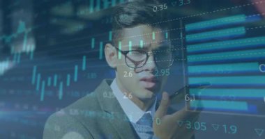 Finansal verileri ve borsa animasyonu olan akıllı telefonu kullanarak iş adamı analizi. Finans, teknoloji, yatırım, analiz, ekonomi, borsa