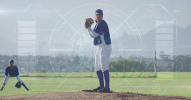 Beyzbolcu sahada dijital veri ile animasyonu örtüyor. Spor, atlet, teknoloji, analiz, hareket, performans