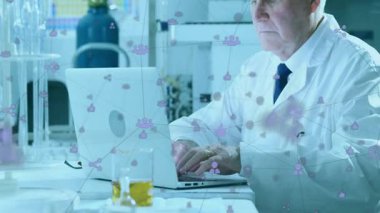 Sosyal medya ikonlarının animasyonu olan yaşlı bir bilim adamı dizüstü bilgisayarla çalışıyor. Teknoloji, araştırma, yenilik, bağlantı, ağ, dijital
