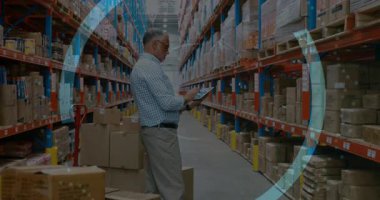Depo çalışanı dijital veri işleme animasyonu eşleşmesi ile envanteri kontrol ediyor. Lojistik, tedarik zinciri, yönetim, dağıtım, teknoloji, verimlilik