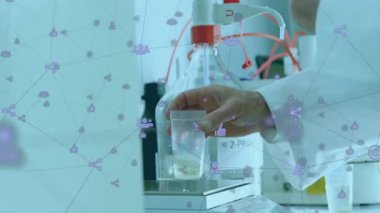 Sosyal medya simgeleri animasyon örtüsüyle laboratuvarda çözücüyle ilgilenen bir bilim adamı. Araştırma, yenilik, kimya, biyoteknoloji, deney, keşif.