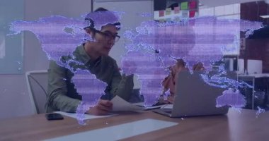 Laptop ve belgelerle uğraşan düşünceli birinin dünya haritası animasyonu. Global, business, technology, innovation, workspace, analysis