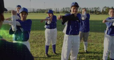 Beyzbol takımı sahada dijital veri eşleşmesiyle ısınıyor. Takım çalışması, spor, atlet, eğitim, teknoloji, analitik