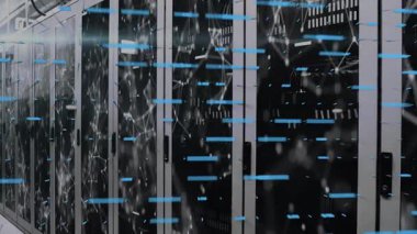 Teknoloji veri merkezinde veri işleme animasyonu ve çalışan sunucular. altyapı, dijital, ağ, veritabanı, hesaplama, iletişim