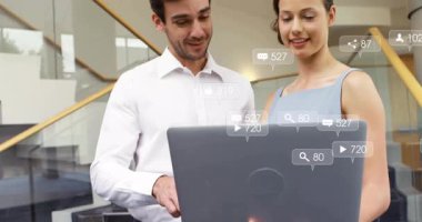 Sosyal medya bilgilendirme ikonlarıyla çevrili, animasyon ortamında gülümseyen bir çift. Dijital, teknoloji, iletişim, ağ, sanal