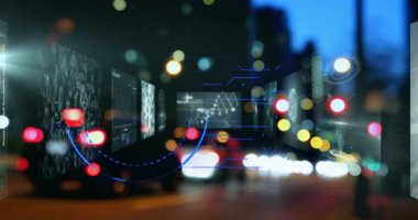 Bulanık şehir caddesinde geceleri veri işleme animasyonuyla dijital arayüz. Teknoloji, fütüristik, kentsel, yenilik, analitik, ağ