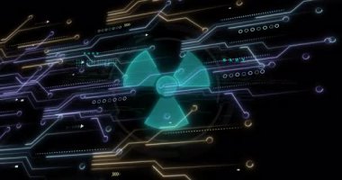Karanlık arka planda nükleer sembollü dijital devreler ve veri işleme animasyonu. Teknoloji, dijitalleştirme, fütüristik, elektronik