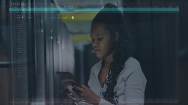 Sunucu odasında, dijital kod animasyonu olan tablet kullanan bir kadın. Teknoloji, siber güvenlik, veri, ağ, altyapı, yenilik