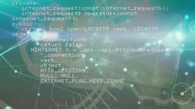 Dijital ağ arkaplanı üzerinden geometrik şekillerin ve bilgisayar kodlarının animasyonu. Teknoloji, veri, fütüristik, soyut, siber alan, yenilik