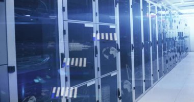 Veri merkezinde, modern sunucular üzerinden veri işlemeyi gösteren animasyon. Teknoloji, bilgisayar, dijital, yenilik, ağ, altyapı