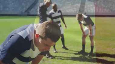 Rugby oyuncuları, yoğun maç animasyonundan sonra çizgili formalarla sahada dinleniyorlar. Spor, takım çalışması, sporcular, yarışma, eğlence, üniforma