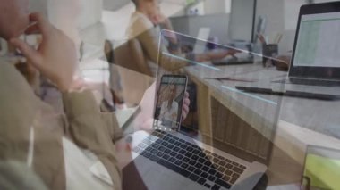 Video ile akıllı telefonu tutmak, dizüstü bilgisayar animasyonundaki verileri analiz etmek. Teknoloji, iletişim, analiz, dijital, bağlantı, sanal toplantı