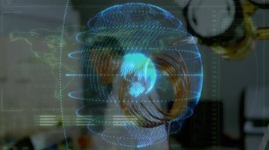 Dijital küre ve veri ile laboratuvarda çalışan bilim adamları animasyonu örtüyor. Bilim, teknoloji, yenilik, araştırma, analiz, fütüristik